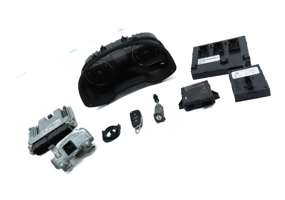 Thumbnail 3: 2015 AUDI Q3 (8U) 2.0L SPEEDOMETER IMMOBILIZER LOCK BODY ENGINE MODULE & KEY SET