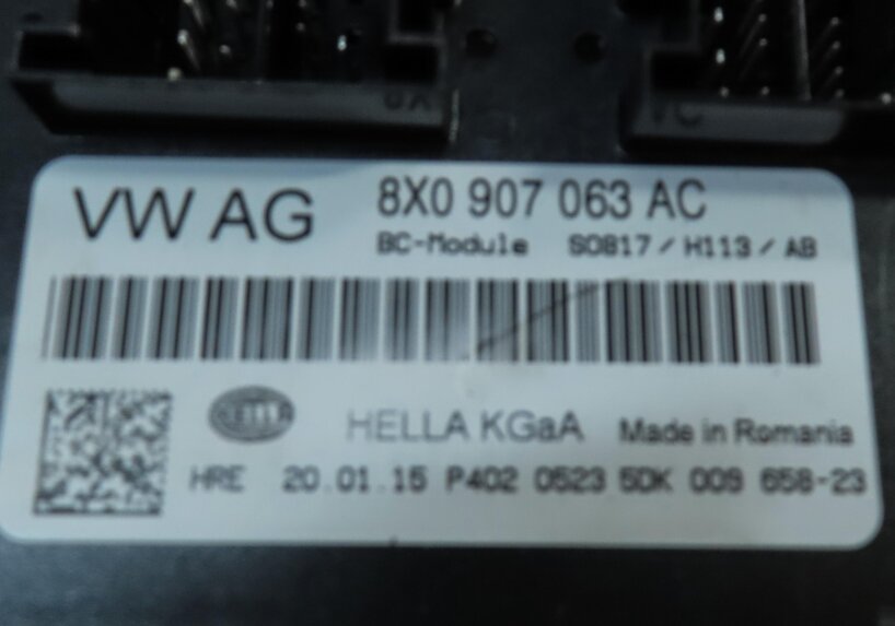 Thumbnail 5: 2015 AUDI Q3 (8U) 2.0L SPEEDOMETER IMMOBILIZER LOCK BODY ENGINE MODULE & KEY SET