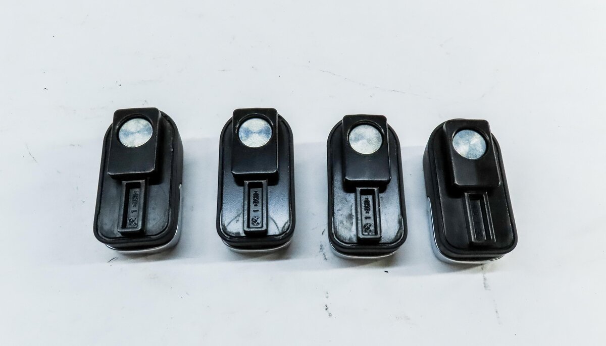 Thumbnail 5: 2012 LAND RANGE ROVER EVOQUE L538 REAR TRUNK CARGO TIE DOWN SLIDER RAILS & HOOKS