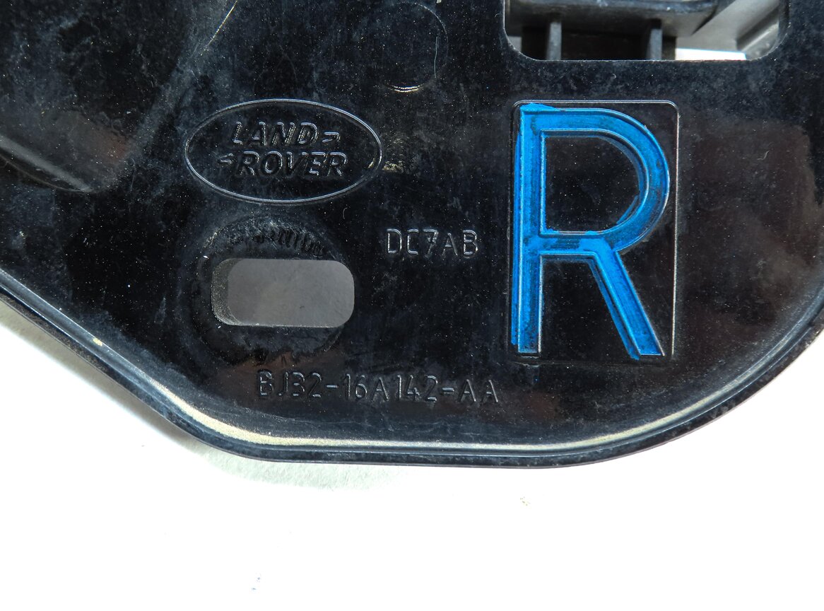 Thumbnail 7: 2012 LAND RANGE ROVER EVOQUE (L538) FRONT RIGHT FENDER MOUNT BRACKET (BLACK)