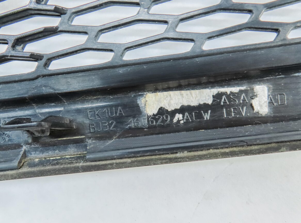 Thumbnail 7: 2012 LAND RANGE ROVER EVOQUE (L538) FRONT LEFT DRIVER HOOD GRILLE TRIM (BLACK)