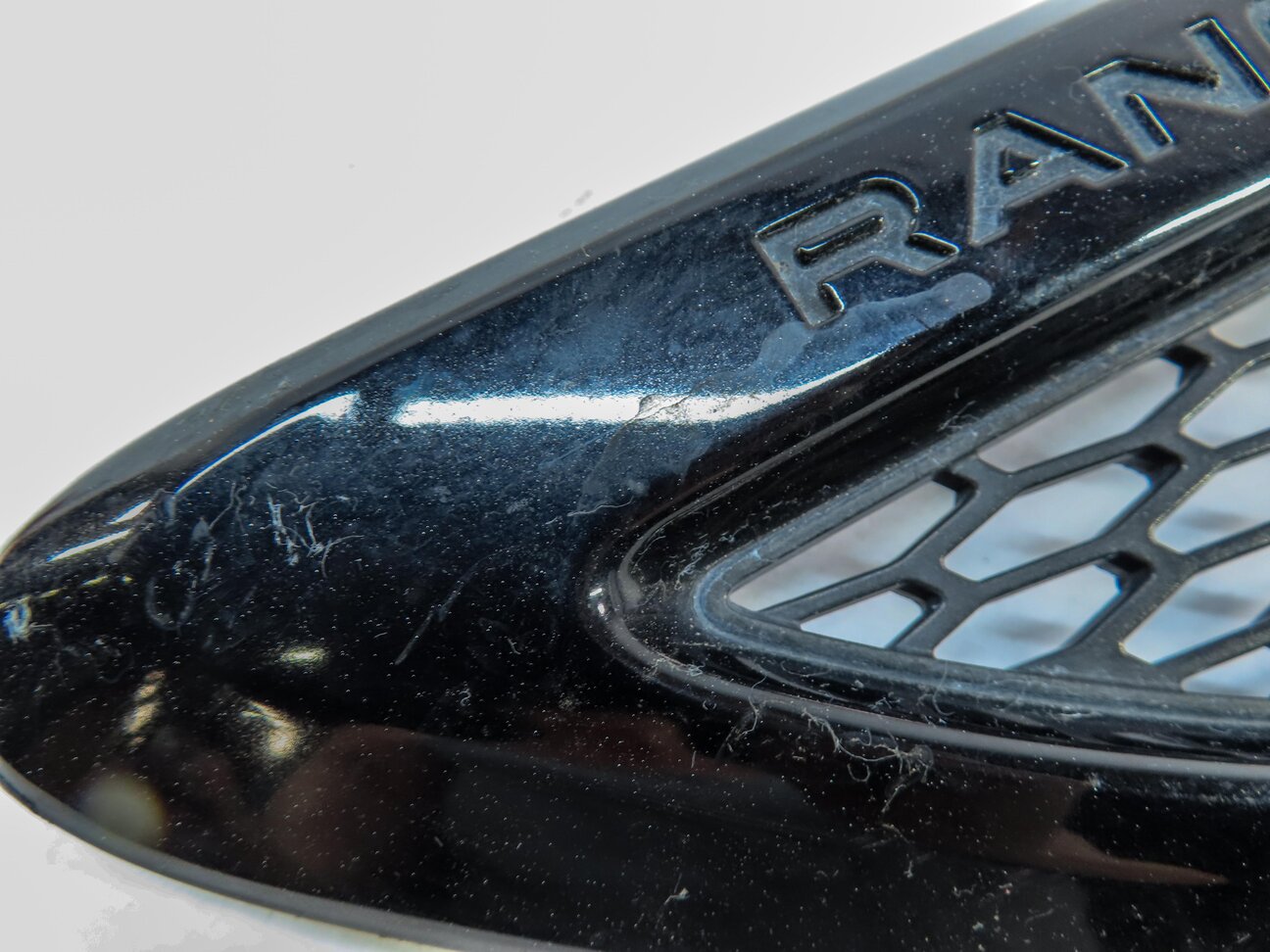 Thumbnail 8: 2012 LAND RANGE ROVER EVOQUE (L538) FRONT LEFT DRIVER HOOD GRILLE TRIM (BLACK)