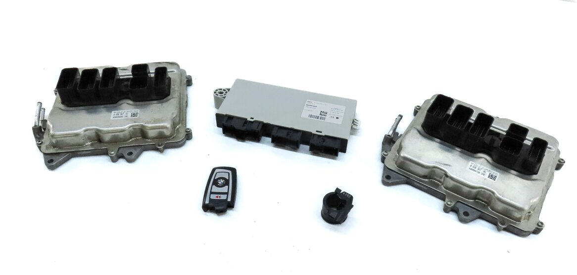 Thumbnail 1: 2015 BMW 750Li (F01) 4.4L N63 KEYLESS ENTRY & DUAL ENGINE MODULE & KEY SET