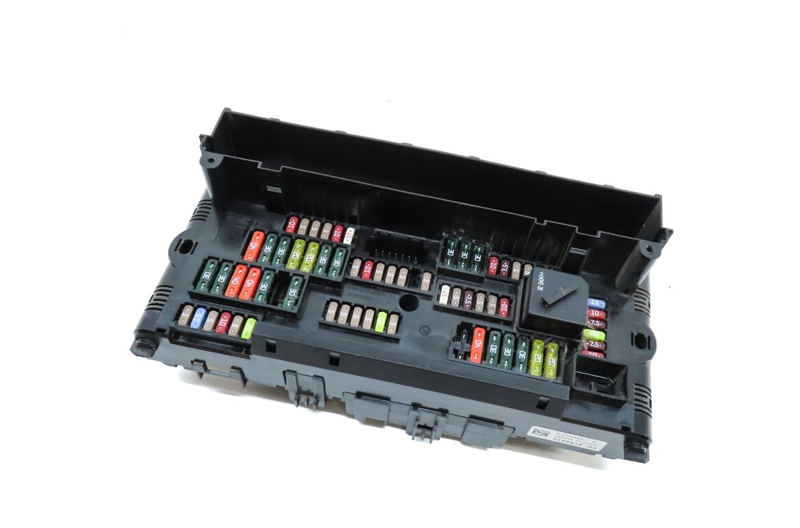 Thumbnail 1: 2015 BMW 750Li (F01) FRONT POWER DISTRIBUTION RELAY FUSE BOX 61149252816