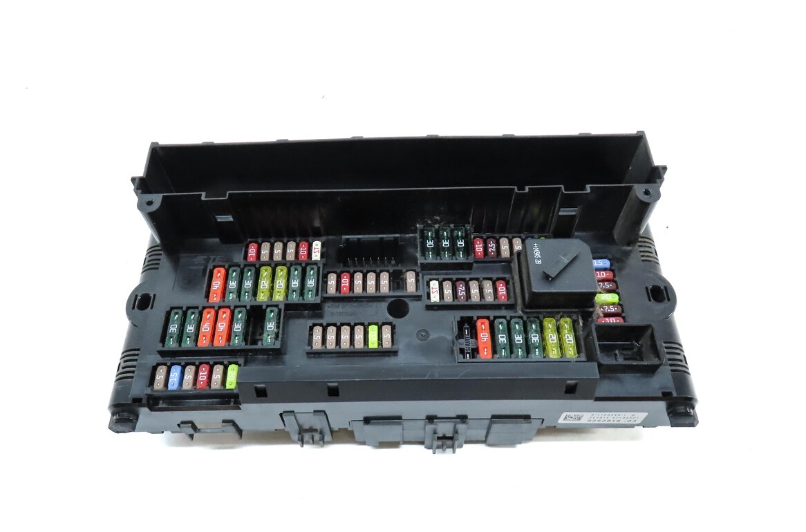Thumbnail 2: 2015 BMW 750Li (F01) FRONT POWER DISTRIBUTION RELAY FUSE BOX 61149252816