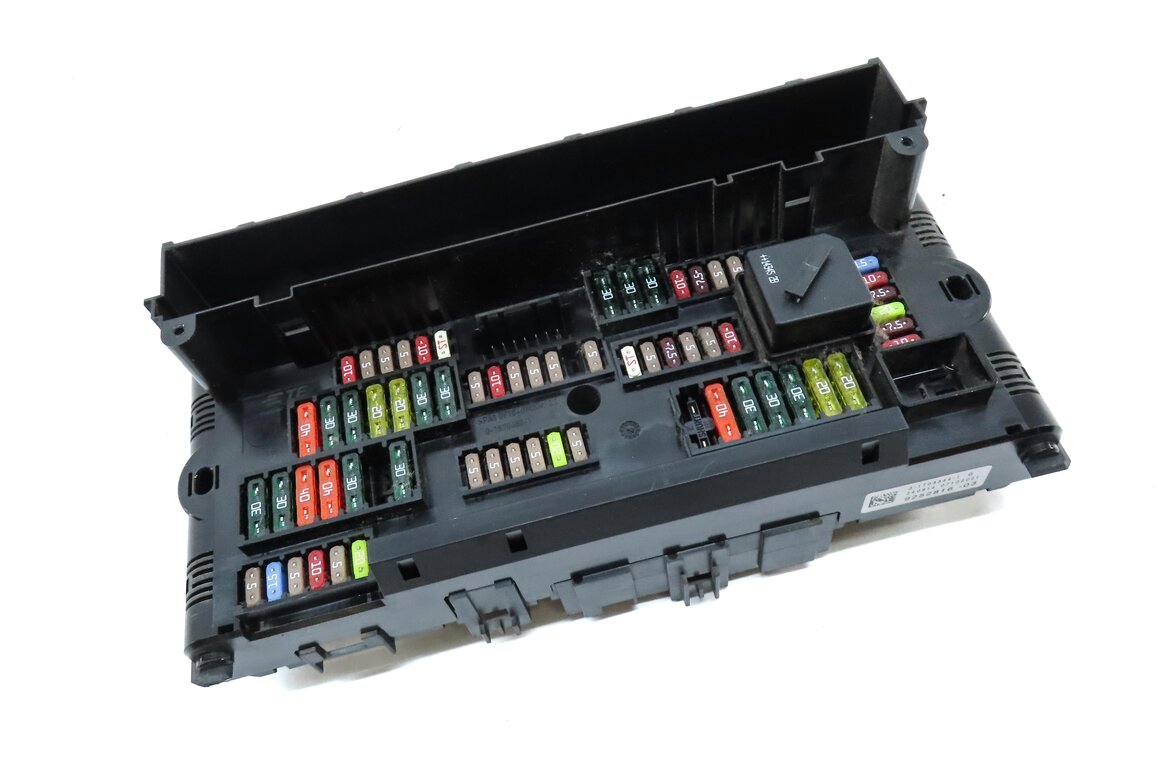 Thumbnail 3: 2015 BMW 750Li (F01) FRONT POWER DISTRIBUTION RELAY FUSE BOX 61149252816