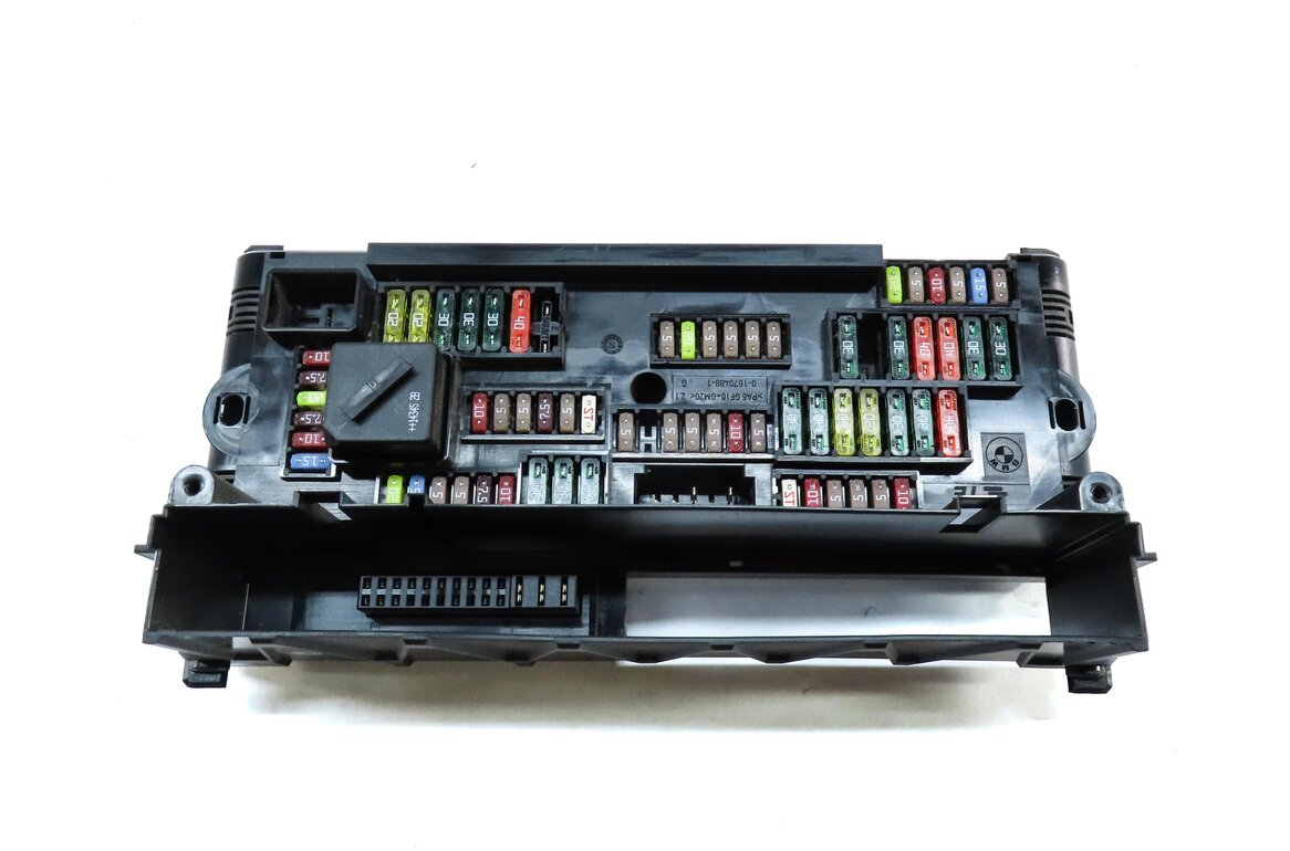 Thumbnail 4: 2015 BMW 750Li (F01) FRONT POWER DISTRIBUTION RELAY FUSE BOX 61149252816