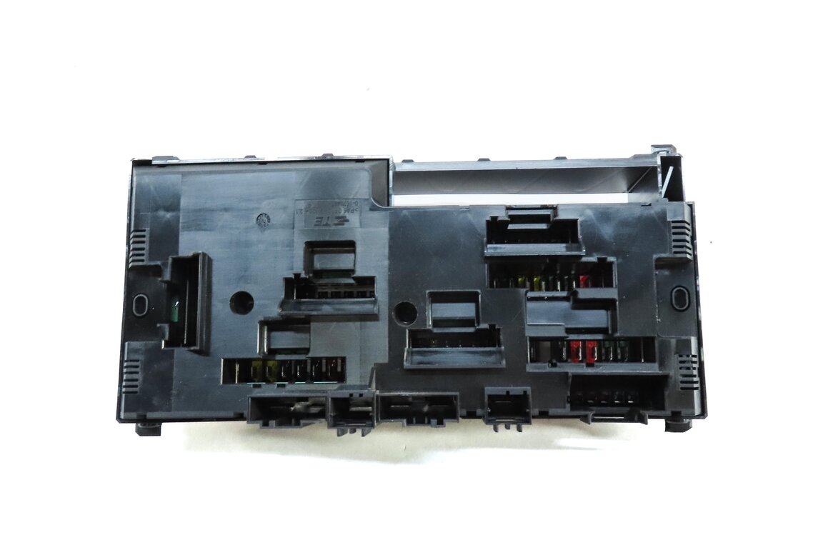 Thumbnail 5: 2015 BMW 750Li (F01) FRONT POWER DISTRIBUTION RELAY FUSE BOX 61149252816