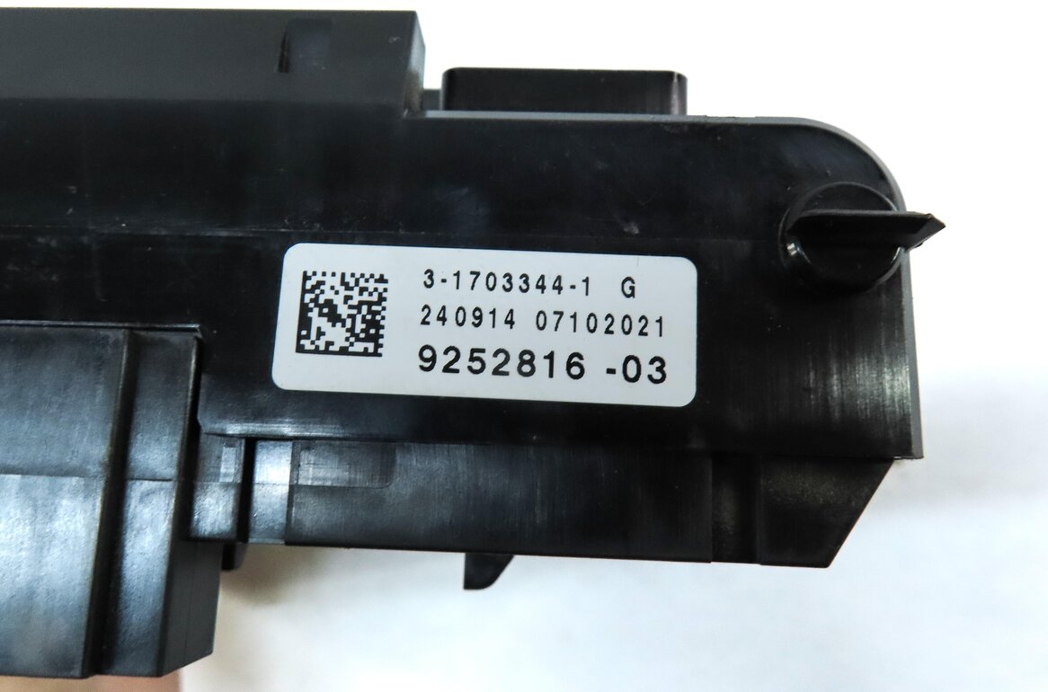 Thumbnail 6: 2015 BMW 750Li (F01) FRONT POWER DISTRIBUTION RELAY FUSE BOX 61149252816