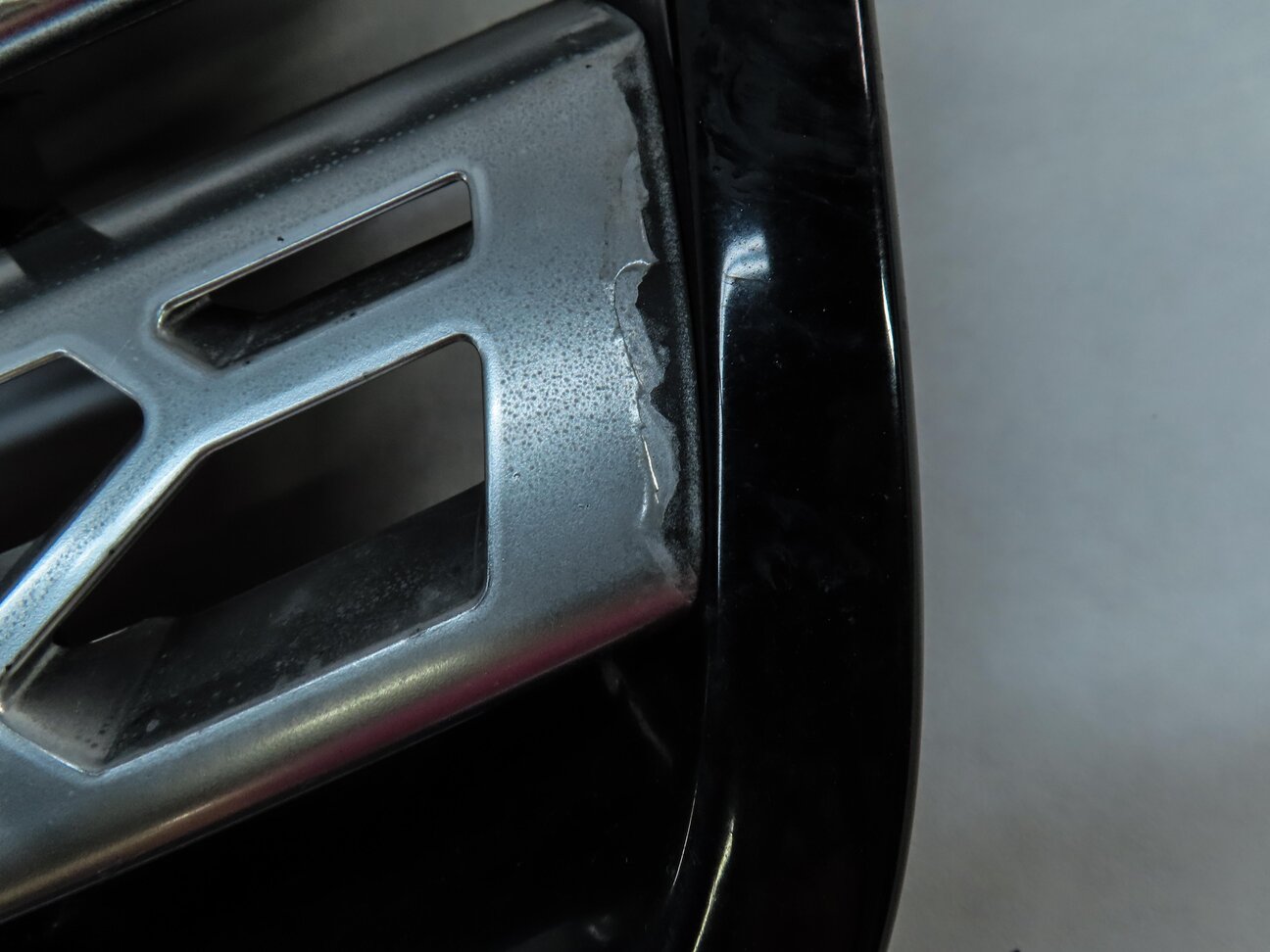 Thumbnail 11: 15-19 LAND ROVER DISCOVERY SPORT L550 FRONT CENTER PRIMARY HOOD GRILLE AIR VENT