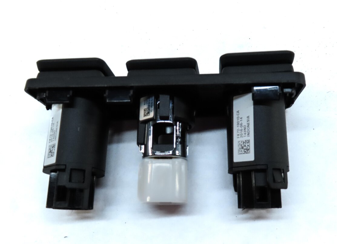 Thumbnail 6: 2017 LAND ROVER DISCOVERY SPORT (L550) REAR 5v 12v SOCKET PLUG CHARGE PLUG PANEL