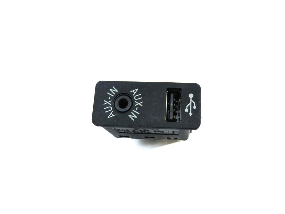 Thumbnail 4: 2013 BMW X5 M X5M ///M (E70) AUXILIARY IN AUX JAC INPUT USB CHARGE CHARGER PORT