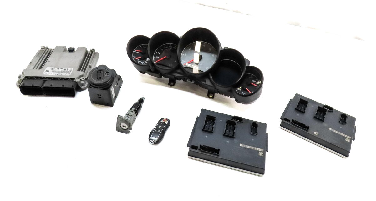 13-14 PORSCHE CAYENNE (958) 3.0L HYBRID SPEEDOMETER BODY ENGINE MODULE & KEY SET