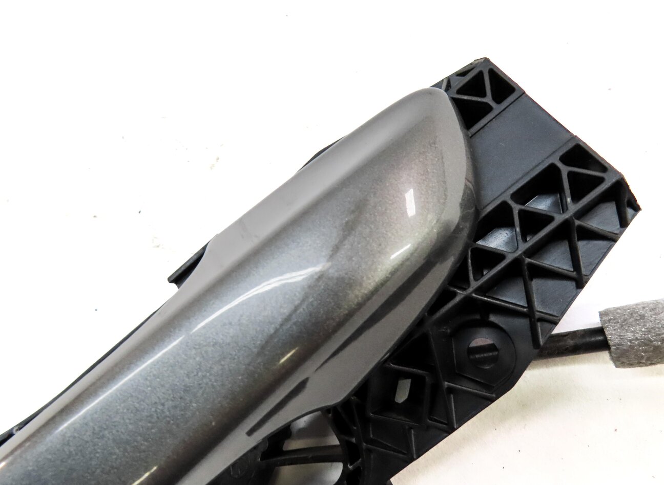 Thumbnail 6: 2011-2018 PORSCHE CAYENNE (958) RIGHT REAR EXTERIOR DOOR HANDLE (METEOR GREY)
