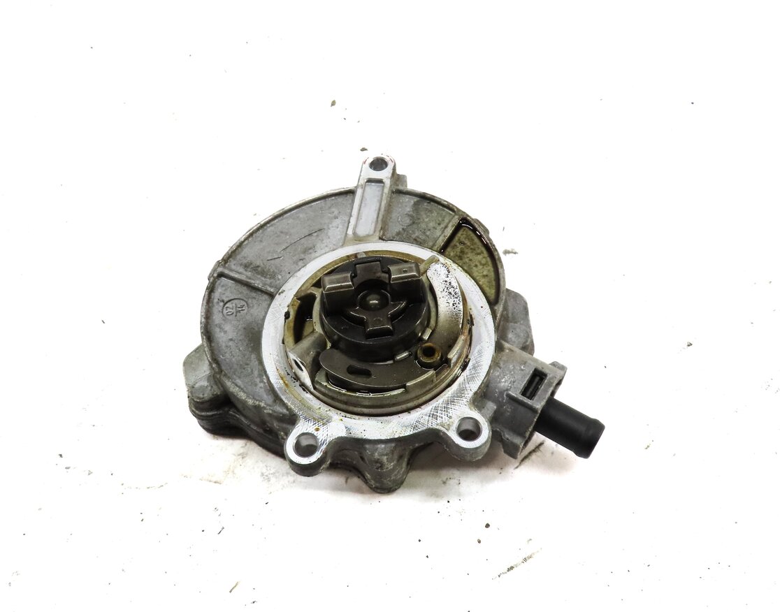 Thumbnail 2: 2014 PORSCHE CAYENNE 958 3.0L HYBRID M06.EC ENGINE BRAKE VACUUM PUMP 06F145100R