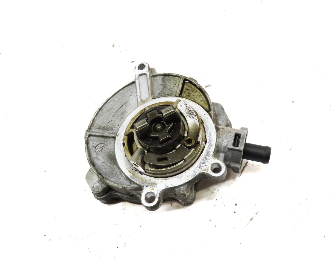 Thumbnail 3: 2014 PORSCHE CAYENNE 958 3.0L HYBRID M06.EC ENGINE BRAKE VACUUM PUMP 06F145100R
