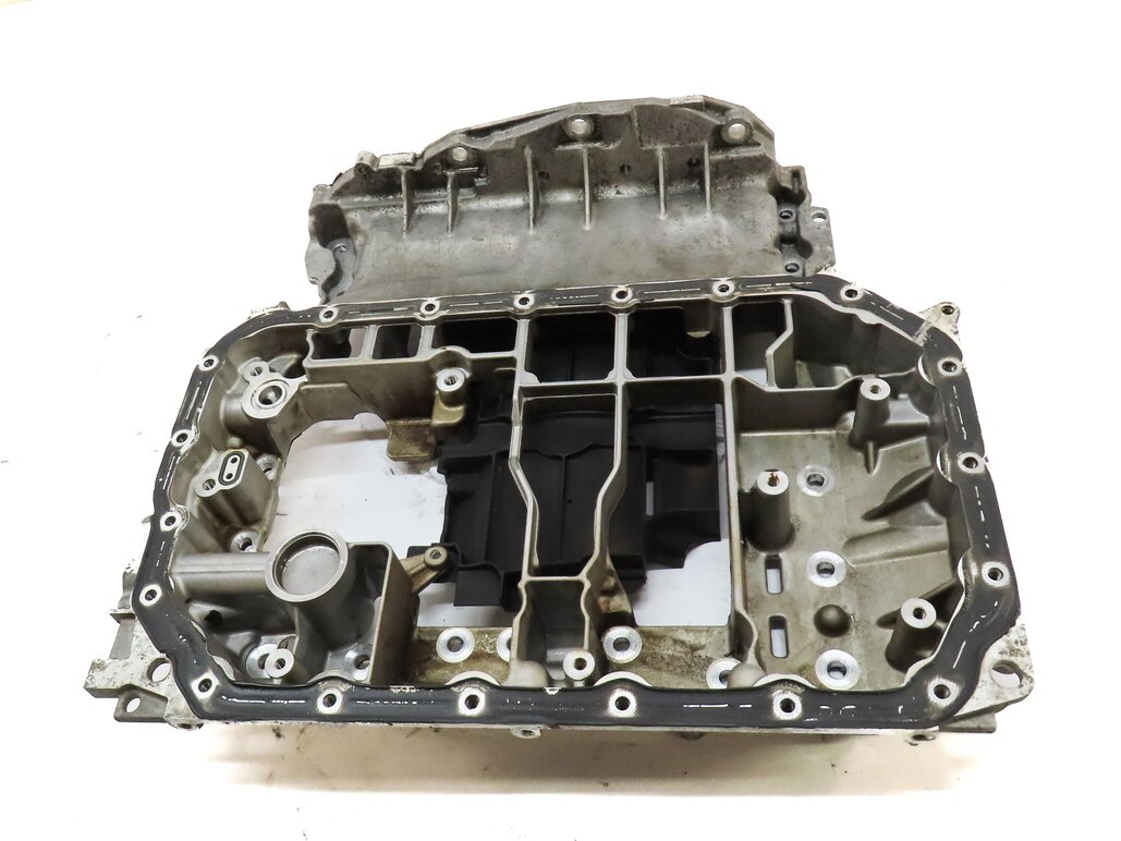 Thumbnail 2: 2014 PORSCHE CAYENNE (958) 3.0L HYBRID M06.EC UPPER ENGINE OIL PAN 06E103603