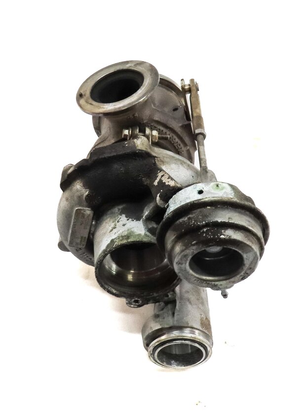 Thumbnail 2: 13-19 BMW 5 6 7 X5 X6 (F01 F02 F04 F06 F07 F10 F12) 4.4L N63 RIGHT TURBOCHARGER