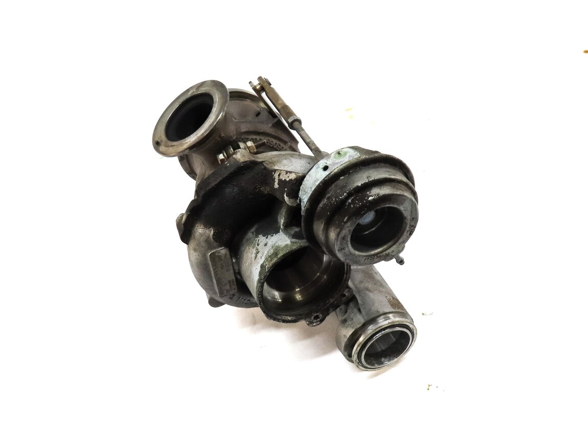 Thumbnail 3: 13-19 BMW 5 6 7 X5 X6 (F01 F02 F04 F06 F07 F10 F12) 4.4L N63 RIGHT TURBOCHARGER