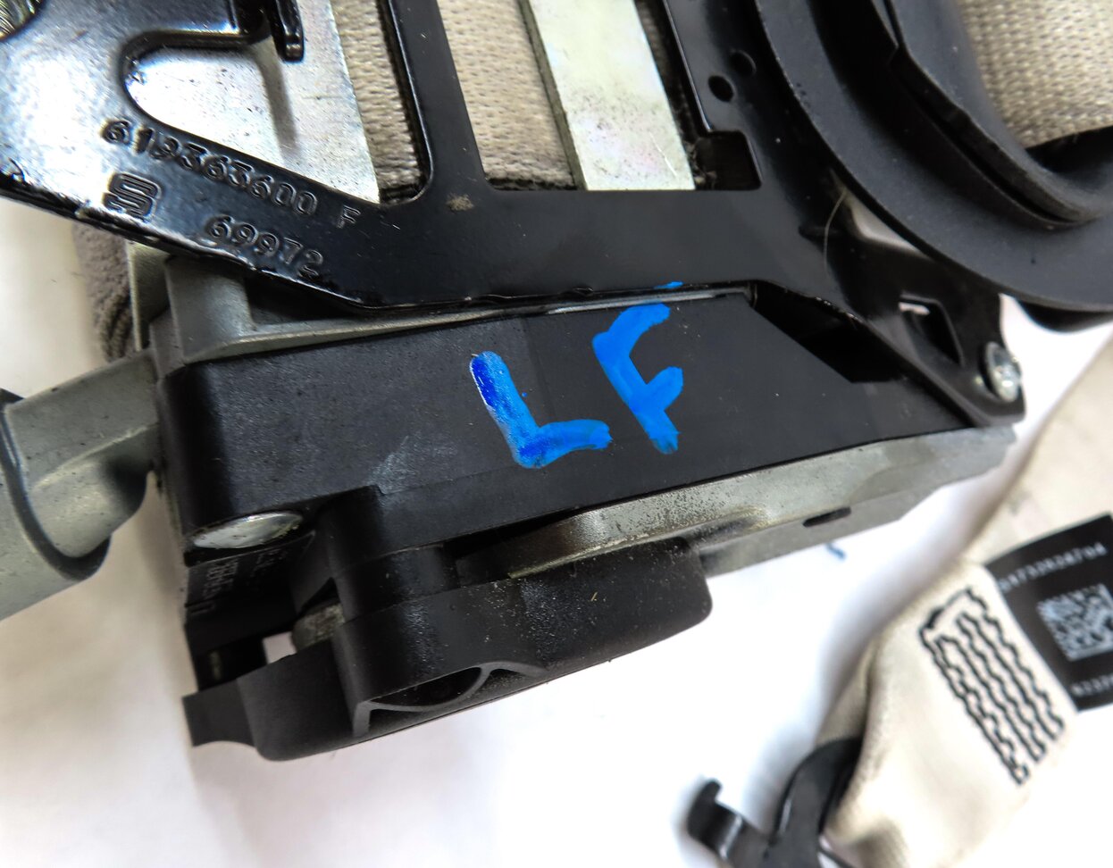 Thumbnail 5: 13-15 BMW 740i 750i 760i (F01 F02 F04) LEFT DRIVER SEATBELT RETRACTOR (BEIGE)
