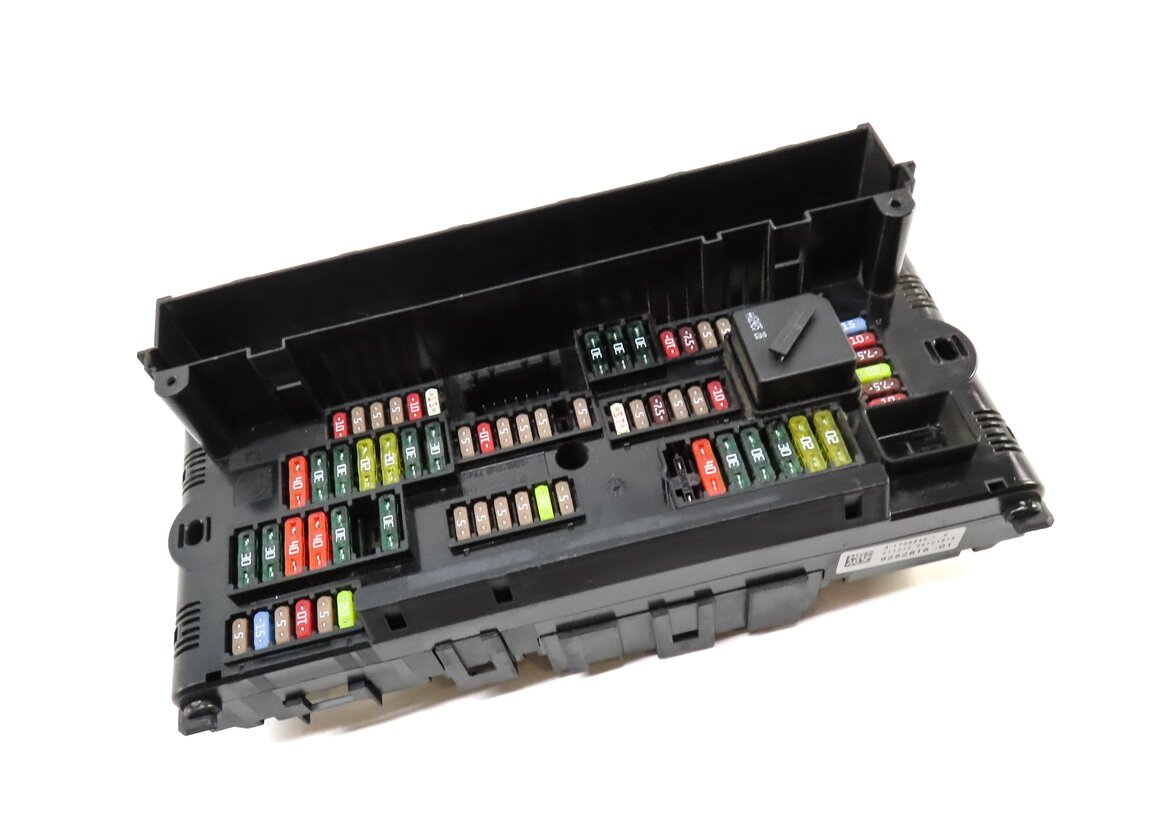 Thumbnail 3: 2013 BMW 750i (F01) FRONT POWER DISTRIBUTION RELAY FUSE BOX 61149252816