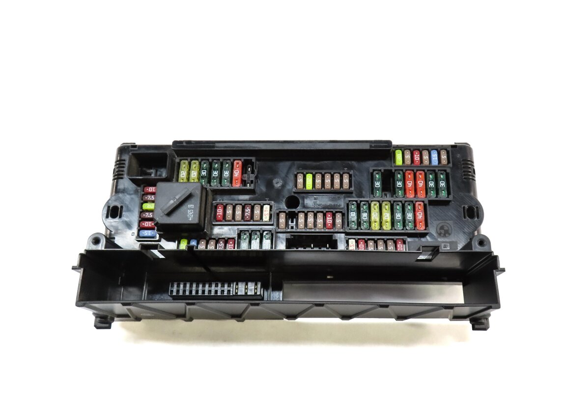 Thumbnail 4: 2013 BMW 750i (F01) FRONT POWER DISTRIBUTION RELAY FUSE BOX 61149252816
