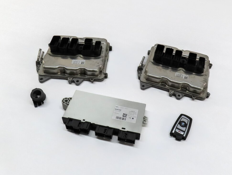 2013 BMW 750i (F01) 4.4L TURBO N63 CAS COMFORT ENGINE CONTROL MODULE & KEY SET