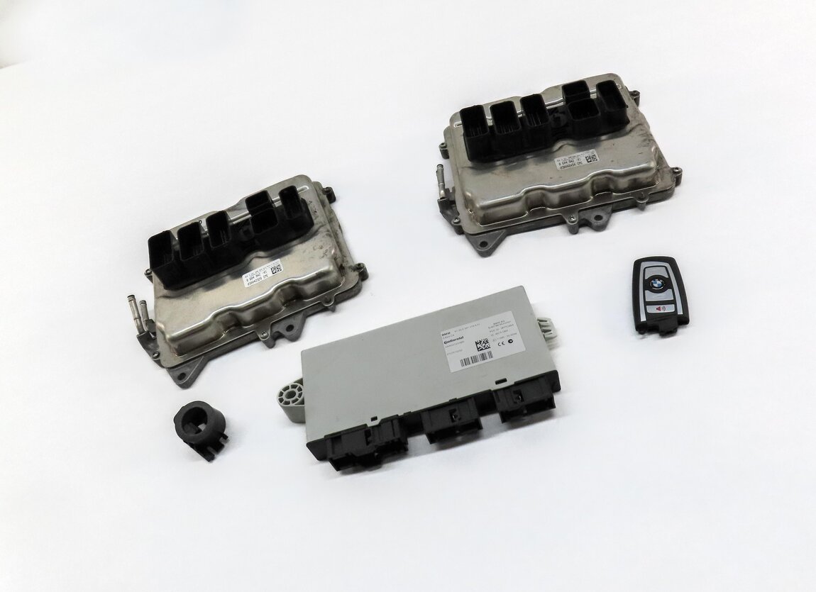 Thumbnail 3: 2013 BMW 750i (F01) 4.4L TURBO N63 CAS COMFORT ENGINE CONTROL MODULE & KEY SET