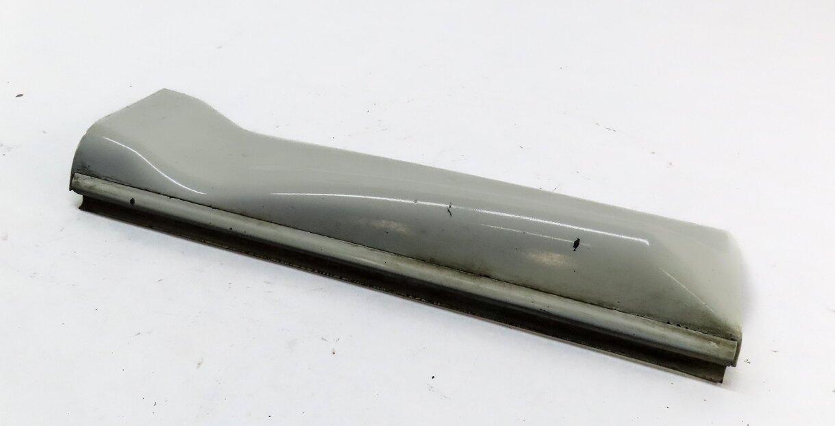 2008 RANGE ROVER SPORT (L320) REAR RIGHT LOWER DOOR TRIM MOULDING (WHITE)