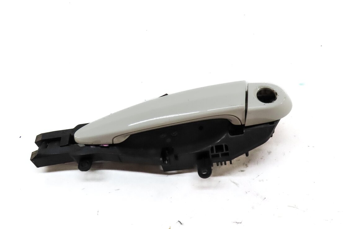 Thumbnail 2: 12-15 BMW X1 (E84) FRONT LEFT DRIVER OUTSIDE DOOR HANDLE (w/o COMFORT) (WHITE)