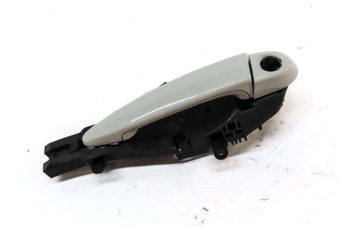 Thumbnail 3: 12-15 BMW X1 (E84) FRONT LEFT DRIVER OUTSIDE DOOR HANDLE (w/o COMFORT) (WHITE)