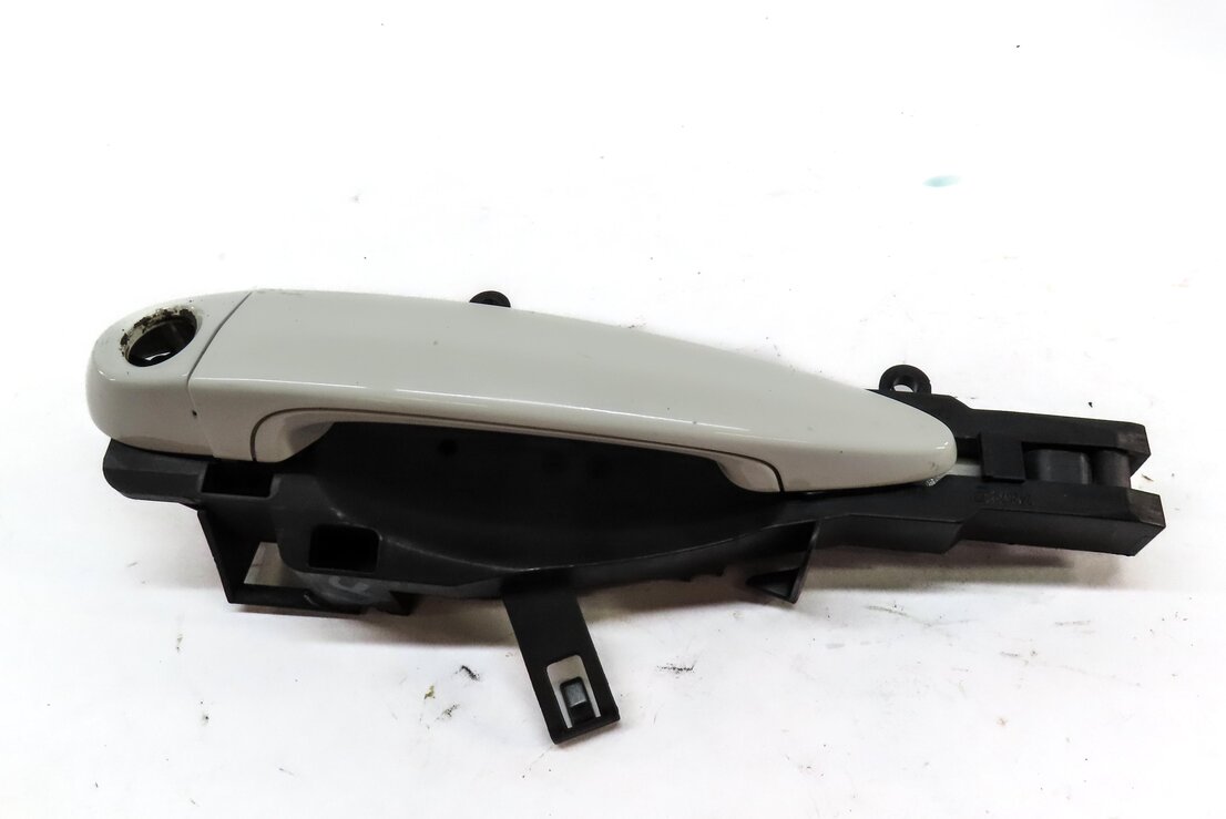 Thumbnail 4: 12-15 BMW X1 (E84) FRONT LEFT DRIVER OUTSIDE DOOR HANDLE (w/o COMFORT) (WHITE)