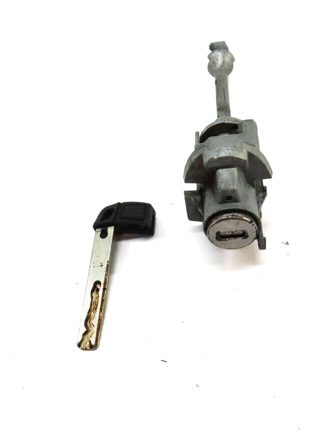 Thumbnail 2: 2014 BMW X1 (E84) FRONT LEFT DOOR LOCK CYLINDER & SKELETON KEY