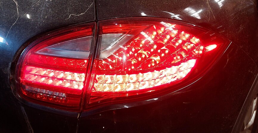 Thumbnail 2: 2011-2014 PORSCHE CAYENNE (958) RIGHT PASSENGER OUTER TAILLIGHT BRAKE LIGHT LAMP
