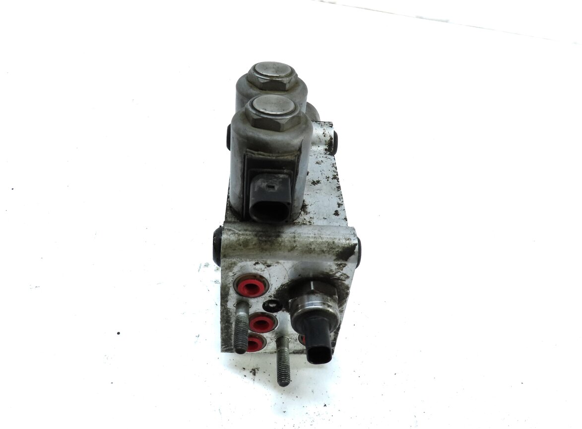 Thumbnail 4: 2006 RANGE ROVER SPORT (L320) 4.2L SUPER ARC ACTIVE ROLL SUSPENSION VALVE BLOCK