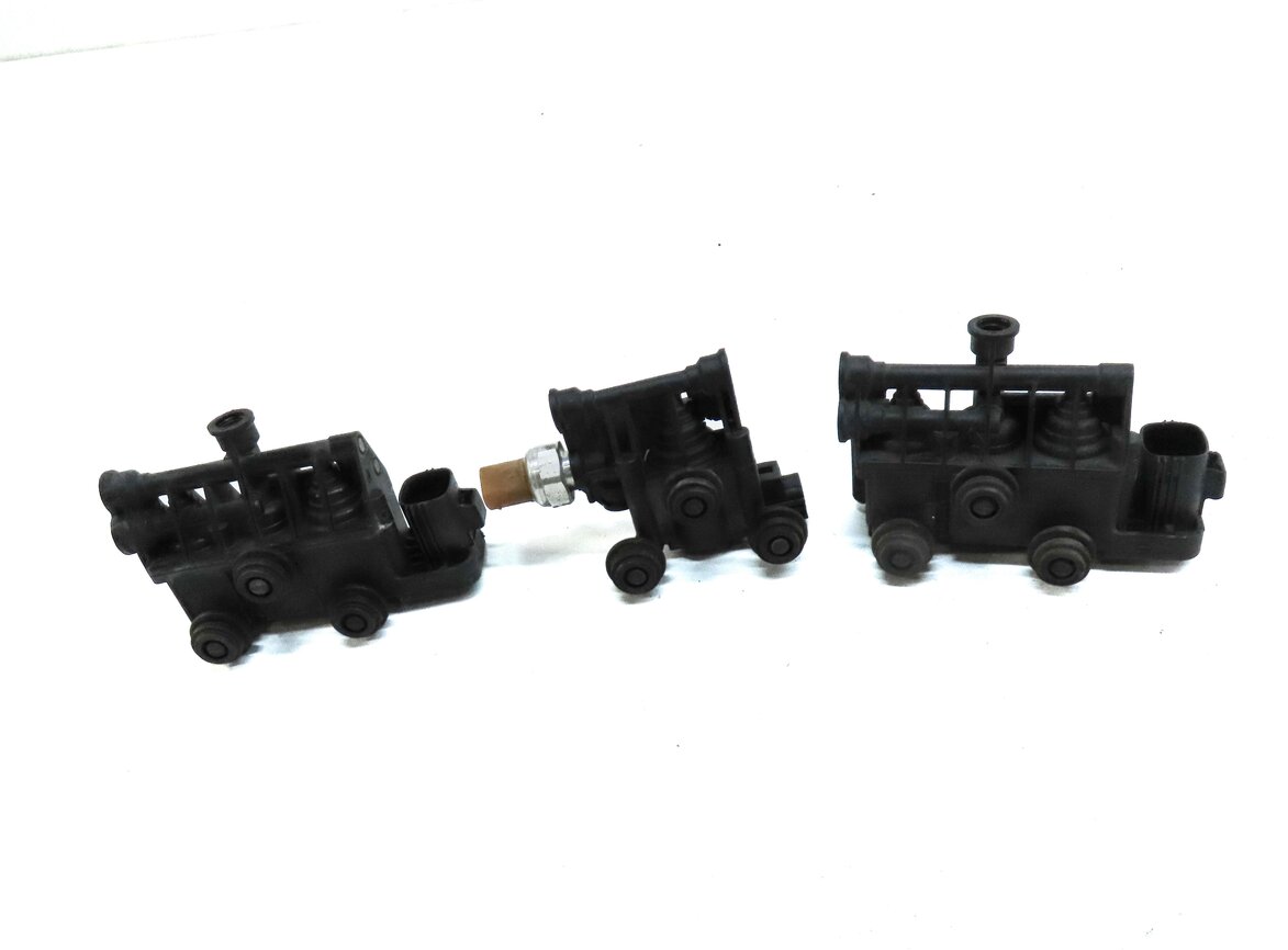 Thumbnail 2: 2006 RANGE ROVER SPORT (L320) FRONT & REAR AIR SUSPENSION VALVE BLOCK SET-3