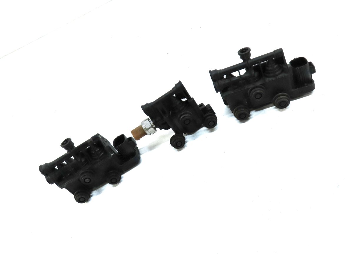 Thumbnail 3: 2006 RANGE ROVER SPORT (L320) FRONT & REAR AIR SUSPENSION VALVE BLOCK SET-3