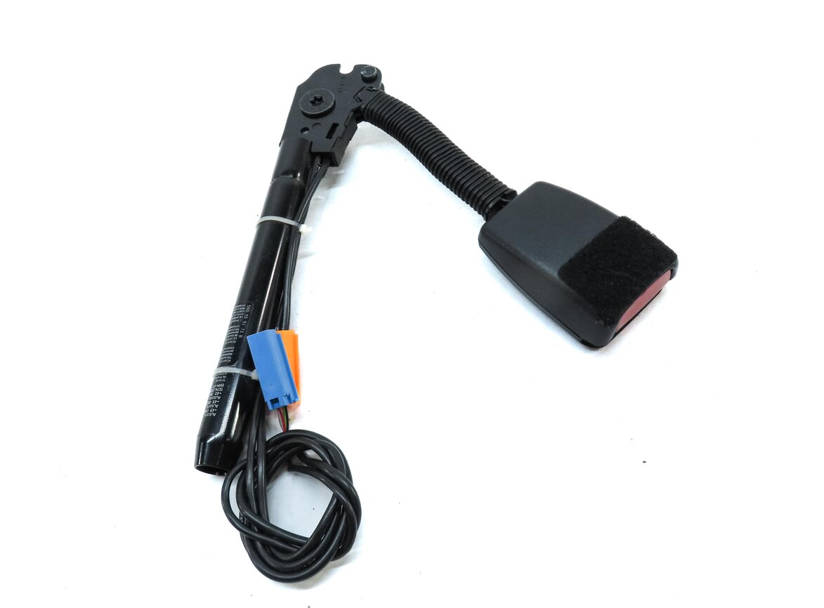 Thumbnail 3: 2005-2006 LR3 RANGE ROVER SPORT (L320) FRONT LEFT DRIVER SEATBELT RECEIVER