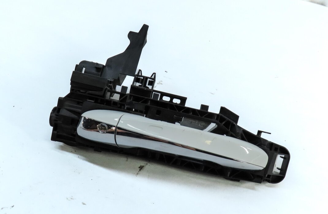 15-17 MERCEDES C-CLASS (W205) FRONT LEFT DRIVER KEYLESS GO DOOR HANDLE (WHITE)