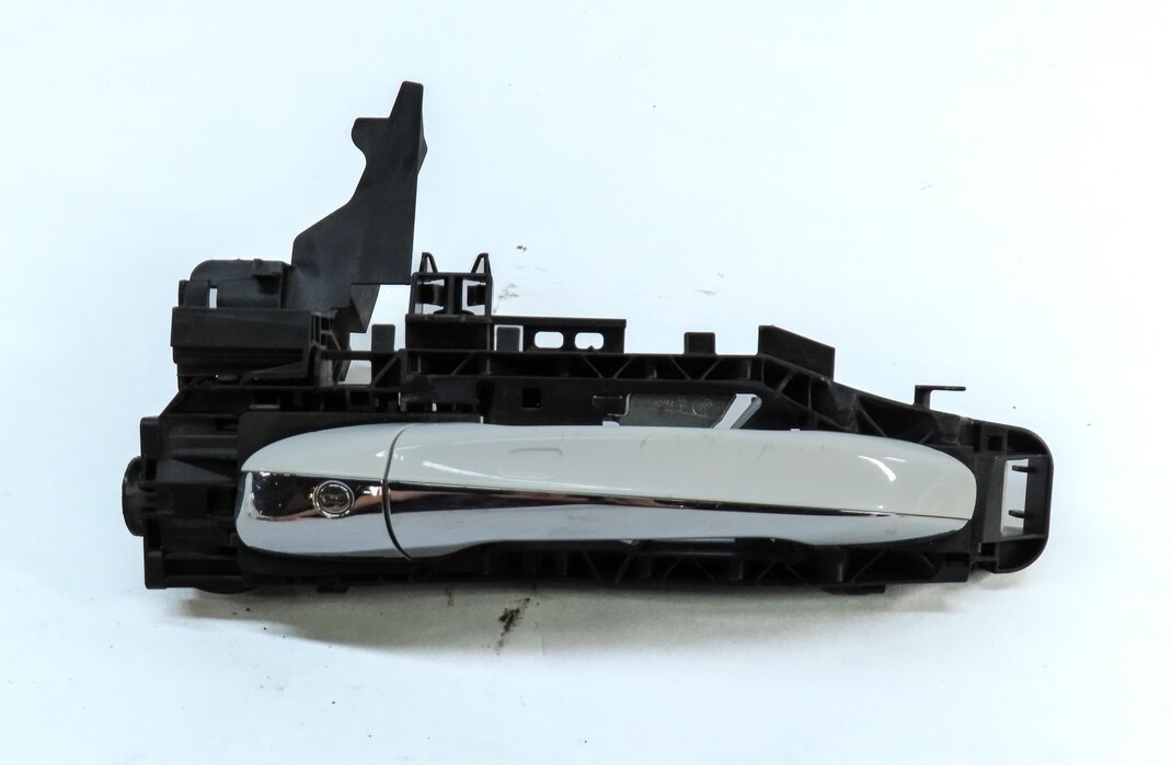 Thumbnail 2: 15-17 MERCEDES C-CLASS (W205) FRONT LEFT DRIVER KEYLESS GO DOOR HANDLE (WHITE)