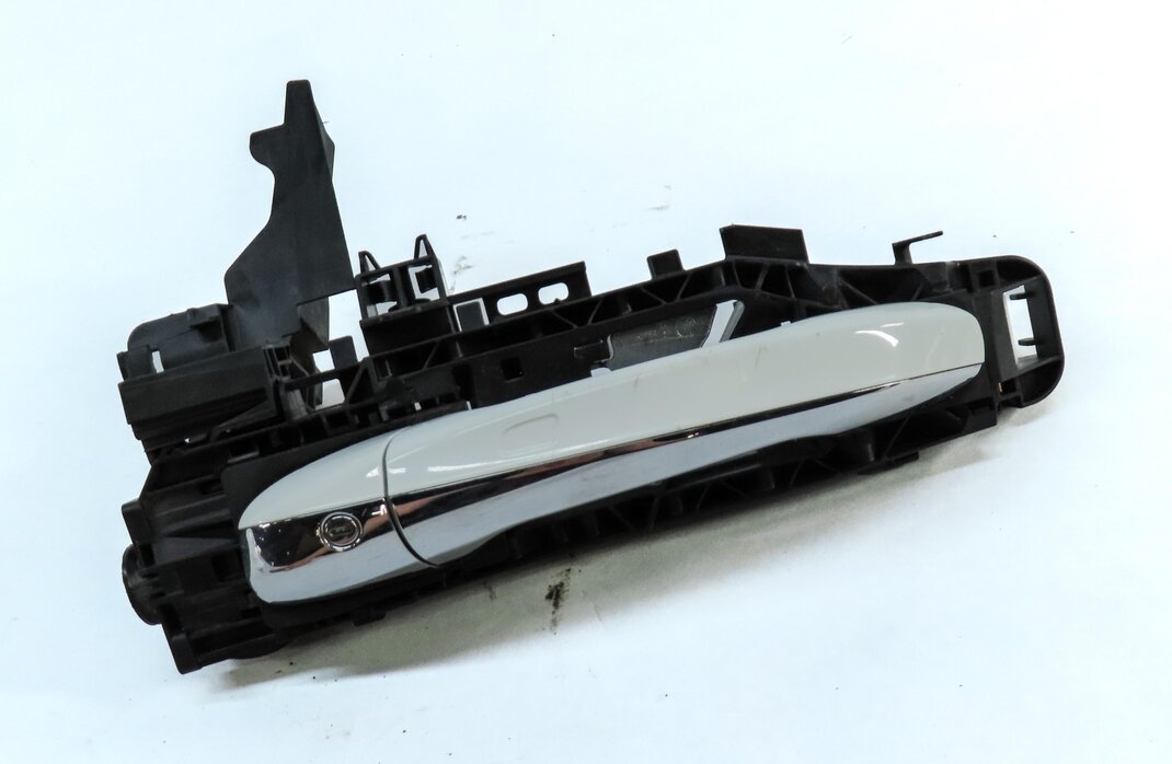 Thumbnail 3: 15-17 MERCEDES C-CLASS (W205) FRONT LEFT DRIVER KEYLESS GO DOOR HANDLE (WHITE)