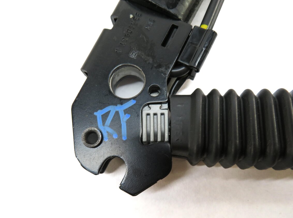Thumbnail 6: 12-19 BMW 2 3 4 M3 (F22 F32 F33 F34 F36) FRONT RIGHT PASSENGER SEATBELT RECEIVER