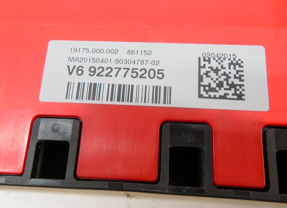 Thumbnail 4: 2015 BMW 320i (F30) FRONT POWER DISTRIBUTION FUSE BOX TERMINAL