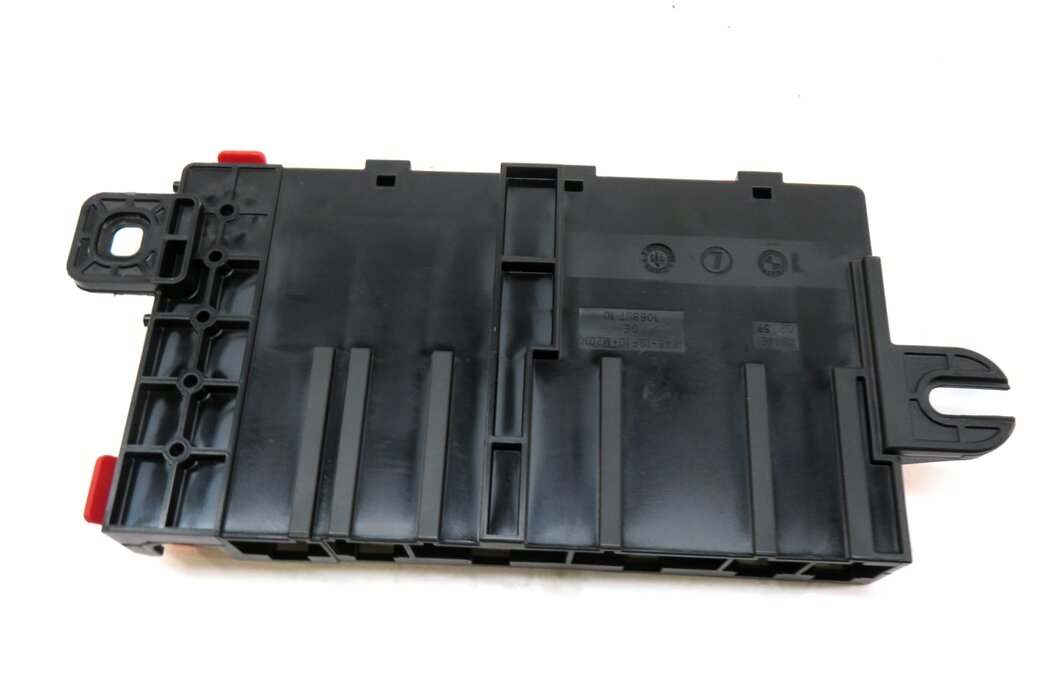 Thumbnail 5: 2015 BMW 320i (F30) FRONT POWER DISTRIBUTION FUSE BOX TERMINAL