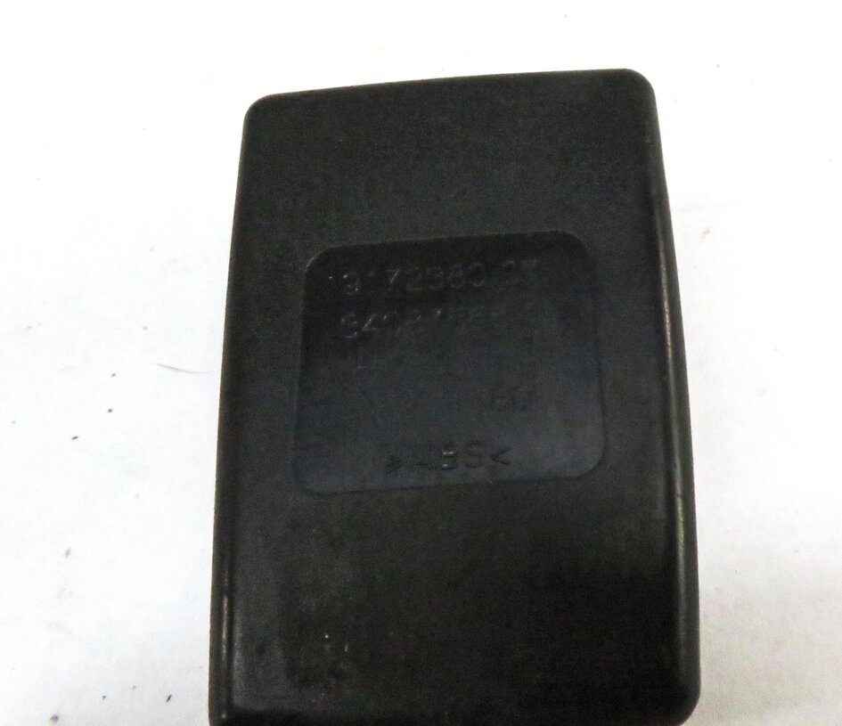 Thumbnail 6: 2013 BMW M5 ///M (F10) REAR SEAT LEFT CENTER RIGHT SEATBELT BUCKLE RECEIVER SET