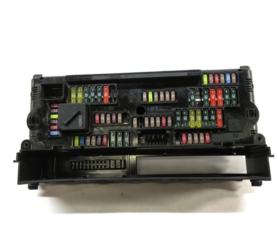 Thumbnail 2: 2013 BMW M5 ///M (F10) FRONT POWER DISTRIBUTION FUSE BOX BODY MODULE HOUSING