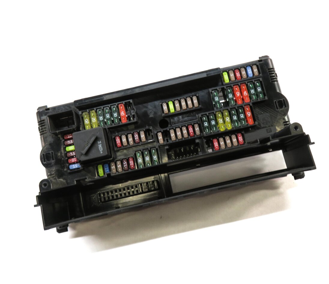 Thumbnail 3: 2013 BMW M5 ///M (F10) FRONT POWER DISTRIBUTION FUSE BOX BODY MODULE HOUSING