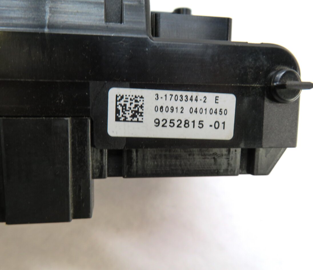 Thumbnail 6: 2013 BMW M5 ///M (F10) FRONT POWER DISTRIBUTION FUSE BOX BODY MODULE HOUSING