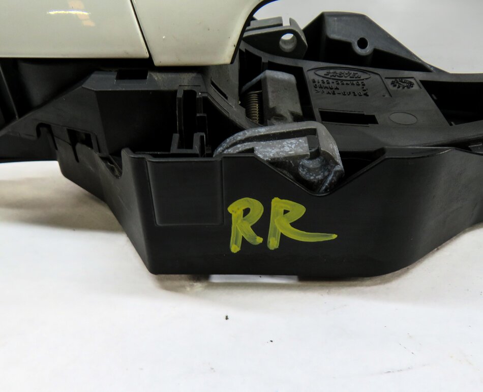 Thumbnail 4: 15-19 LAND ROVER DISCOVERY SPORT (L550) REAR RIGHT PASSIVE DOOR HANDLE (WHITE)