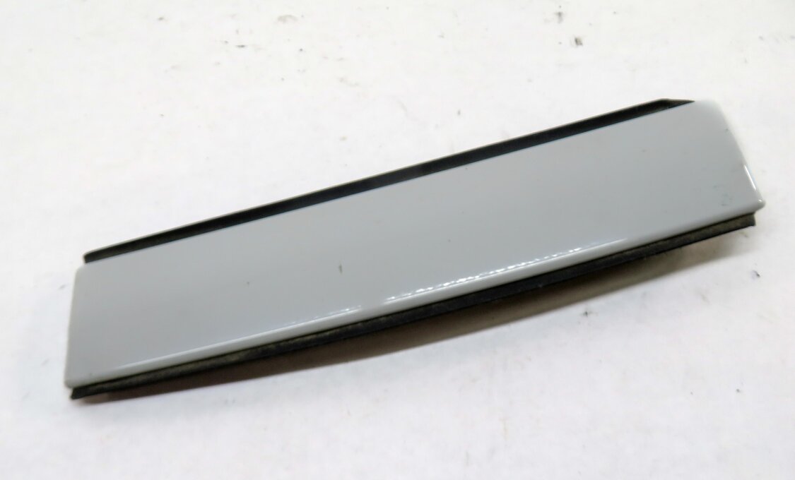 Thumbnail 3: 2017 LAND ROVER DISCOVERY SPORT (L550) FRONT RIGHT DOOR LOWER MOULDING (WHITE)